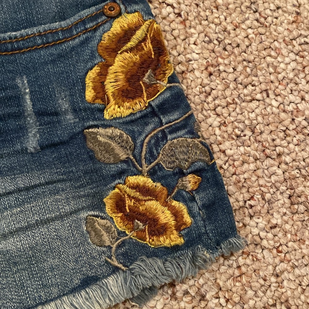 Hippie Laundry mid rise shortie flower shorts - Picture 2 of 6